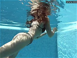 Tiffany Tatum undresses naked underwater